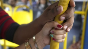 Toques sem consentimento em locais públicos atingem 45% das mulheres no Brasil 